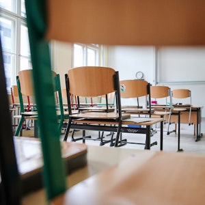 In einem Klassenzimmer stehen die Stühle auf den Tischen. Die Schule war wegen Corona geschlossen.