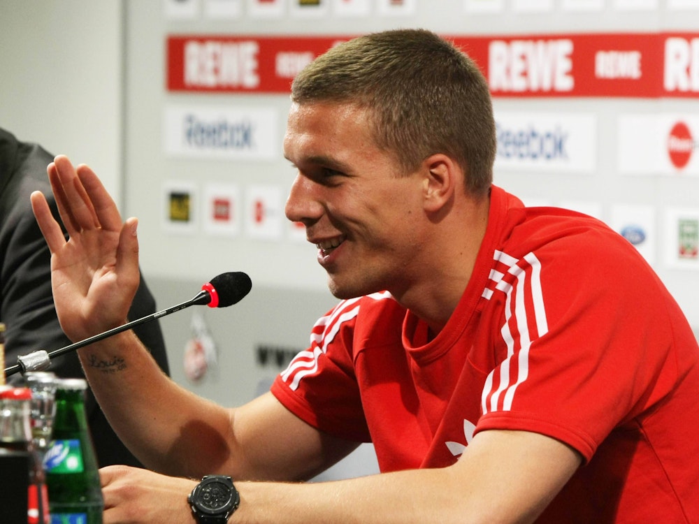 Lukas Podolski spricht auf einer Pressekonferenz.