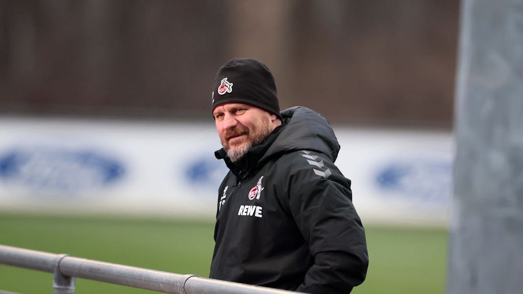 Steffen Baumgart grinst beim Training des 1. FC Köln.