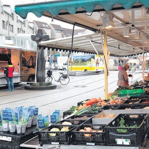 Wochenmarkt in der Innenstadt von Hennef mit Gemüsekisten