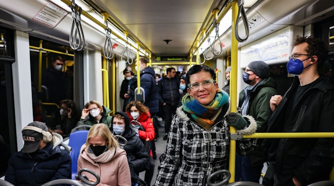 Ina Soboll (M) steht ohne Maske in der U-Bahn.