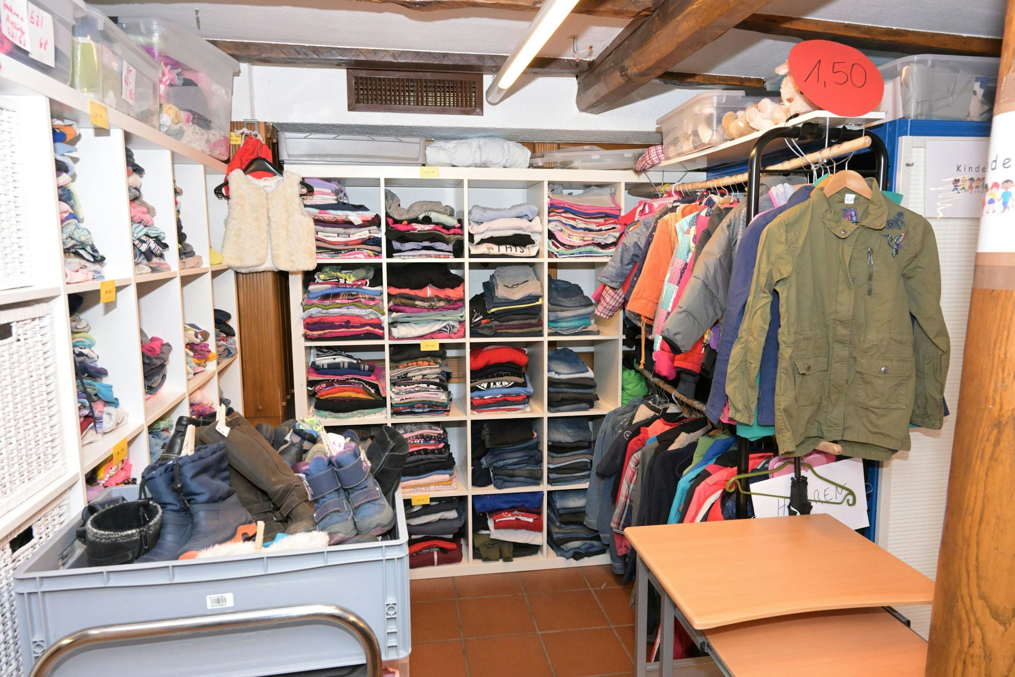 Regale voller Kleidung in der Kürtener Kleiderkammer.