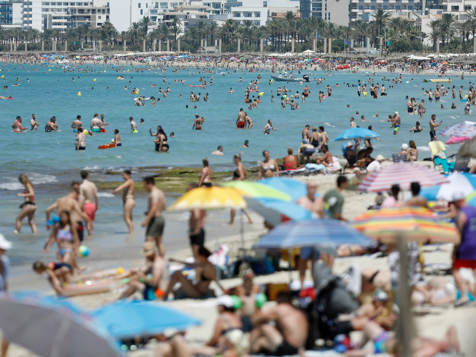 Menschen baden und sonnen sich am Strand von Palma de Mallorca im Juli 2022. Das „Forbes Magazine“ kürte Mallorca zum besten Reiseziel für 2023. Deshalb werden für den Sommer mehr US-amerikanische Reisende erwartet.