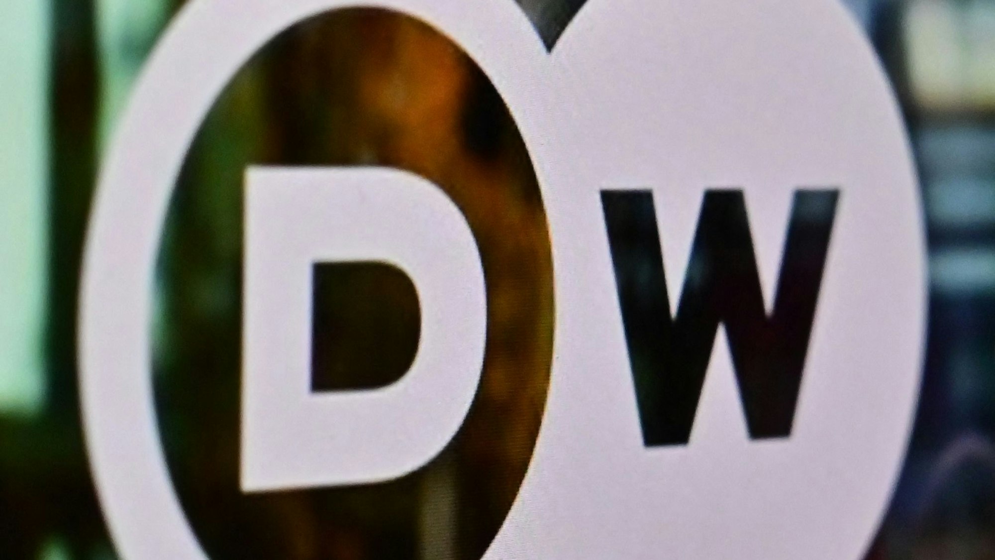 Das Logo der Deutschen Welle auf einer Glasscheibe.