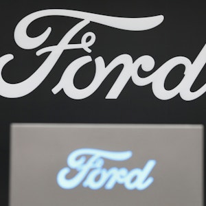 Ein Schild mit dem Logo des US-Autoherstellers Ford.