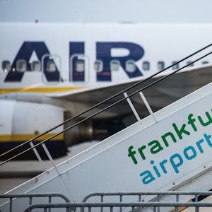 Eine Gangway mit der Aufschrift «frankfurt hahn airport» steht auf dem Rollfeld des insolventen Hunsrück-Flughafens Hahn.