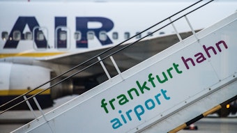 Eine Gangway mit der Aufschrift «frankfurt hahn airport» steht auf dem Rollfeld des insolventen Hunsrück-Flughafens Hahn.