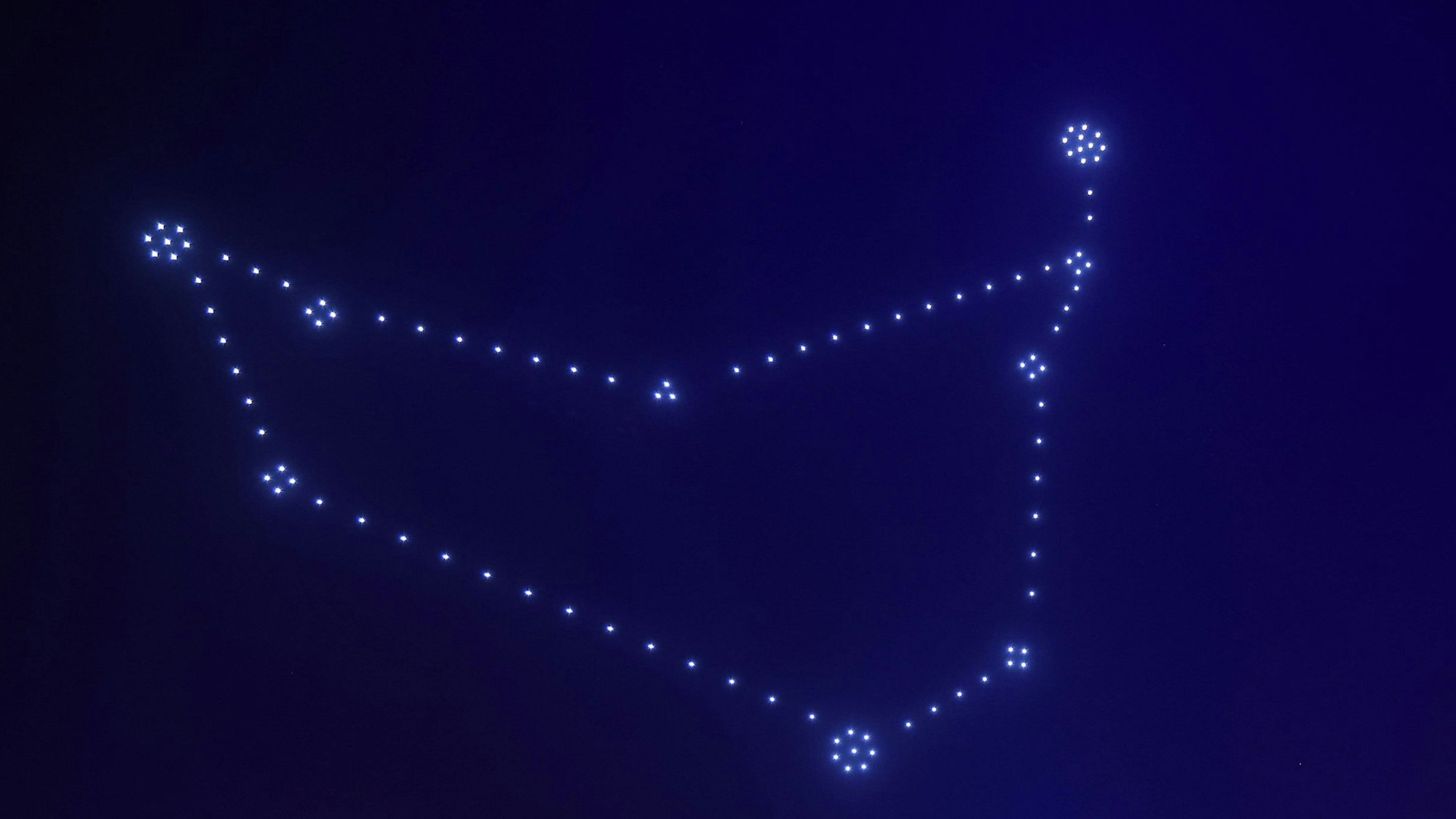 Drohnen luchten im Nachthimmel