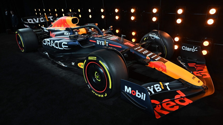 Der RB19, der neue Formel-1-Wagen von Red Bull, wird vor dunklem Hintergrund präsentiert.