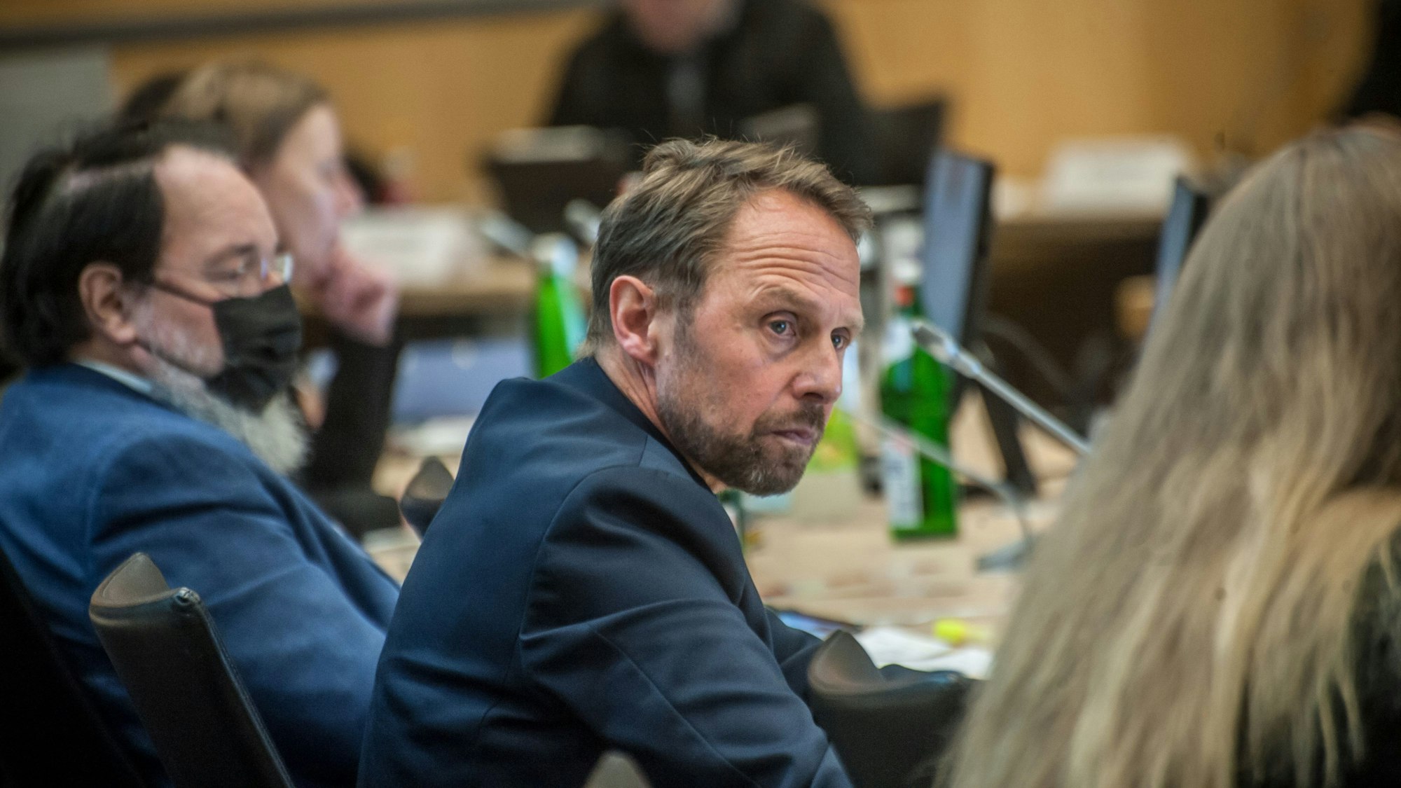 Oberbürgermeister Uwe Richrath schaut während einer Ratssitzung kritisch. Foto: Ralf Krieger