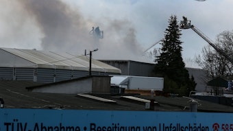Nach einem Brand in einer Werkstatt war eine dunkle Rauchwolke über dem Industriegebiet zu sehen.

