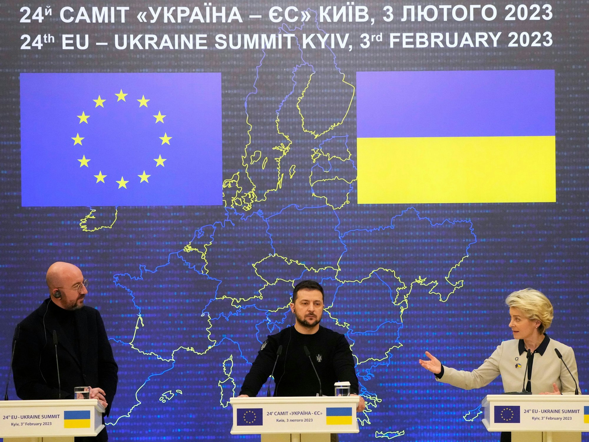 Charles Michel (l-r), Präsident des Europäischen Rates, Wolodymyr Selenskyj, Präsident der Ukraine, und Ursula von der Leyen, Präsidentin der Europäischen Kommission, sprechen auf einer Pressekonferenz nach dem EU-Ukraine-Gipfel. Der Beginn des EU-Ukraine-Gipfels ist am Freitag von einem landesweiten Luftalarm überschattet worden. +++ dpa-Bildfunk +++