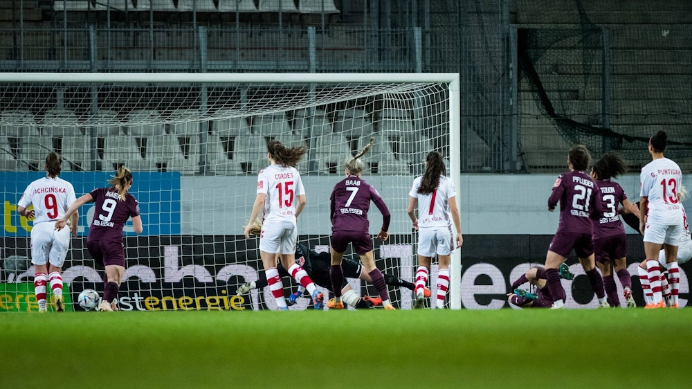 Beke Sterner trifft in der Frauen-Bundesliga für die SGS Essen gegen den 1. FC Köln.