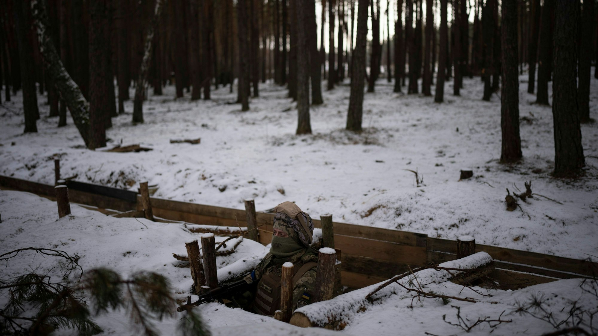 Ein ukrainischer Soldat steht in einer Stellung nahe der Grenze zu Belarus (Symbolbild)