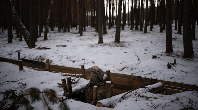 Ein ukrainischer Soldat steht in einer Stellung nahe der Grenze zu Belarus (Symbolbild)