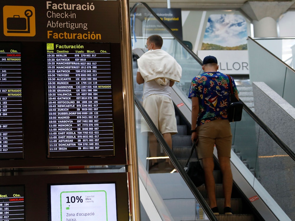 Ein Deutscher wurde auf dem Flughafen von Palma de Mallorca festgenommen, weil er verdächtigt wird, seine Partnerin misshandelt zu haben. Unser Symbolbild zeigt Menschen im Sommer 2021 am Abflugbereich des Flughafens.