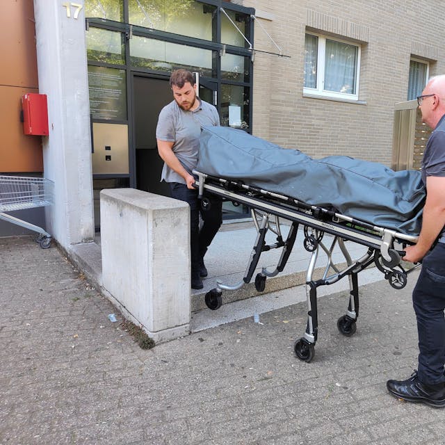 Der Leichnam des erschossenen Mieters wird im August 2022 aus dem Wohnheim in Köln-Ostheim abtransportiert.