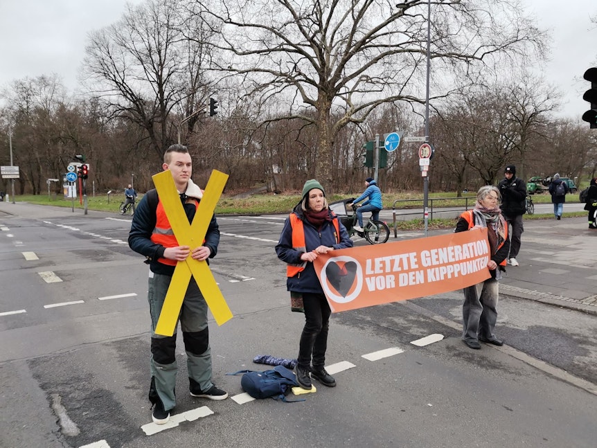 Mitglieder der Letzten Generation blockieren am 3. Februar 2023 die Universitätsstraße / Ecke Bachemer Straße in Köln