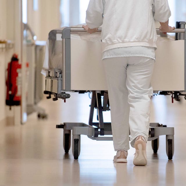 ARCHIV - 20.01.2020, Baden-Württemberg, ---: Eine Krankenpflegerin schiebt ein Krankenbett durch einen Flur.&nbsp;