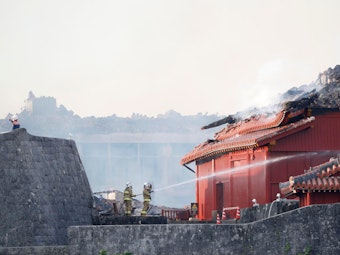 Das Foto vom 31. Oktober 2019 zeigt die japanische Burg Shuri, deren Hauptgebäude brennt und gelöscht wird.