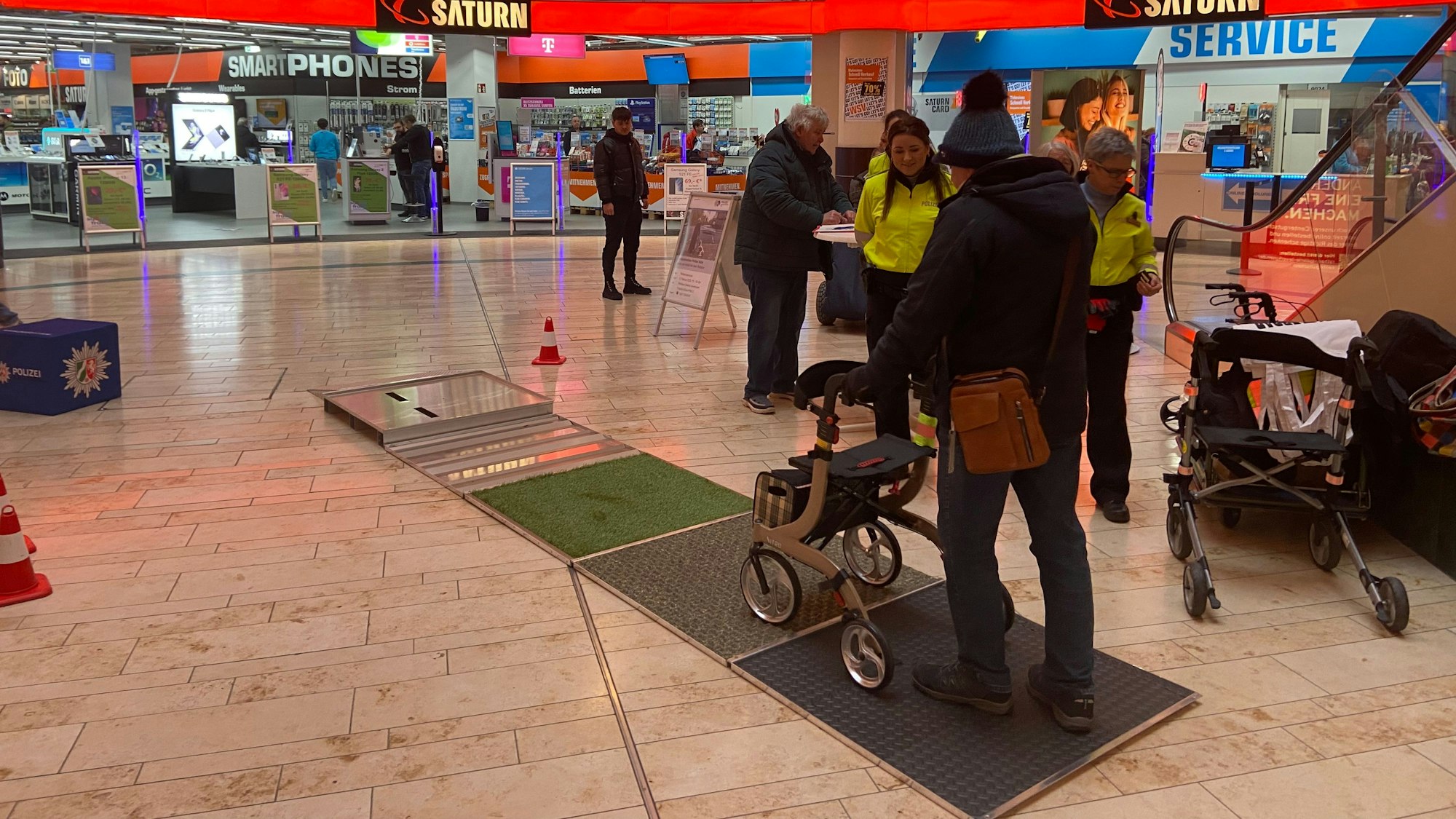 Sicherheitstraining mit Rollator für Senioren in der Rathaus-Galerie Leverkusen