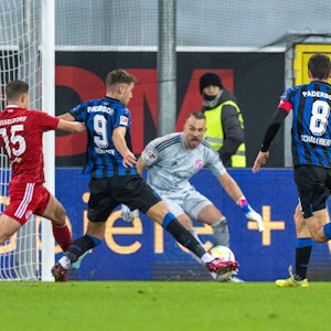 Paderborns Marvin Pieringer (2.v.l.) erzielt das Tor zum 1:0 gegen Fortuna Düsseldorf.