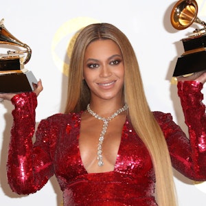 Sängerin Beyoncé mit zwei ihrer Grammys.