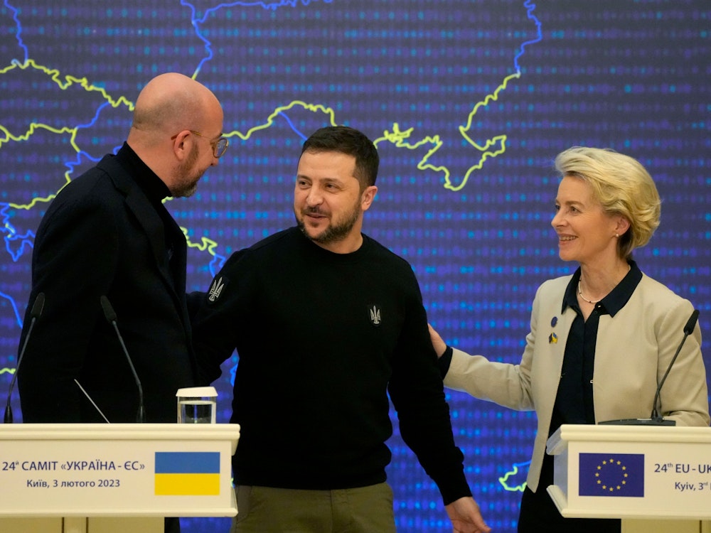 Charles Michel (l-r), Präsident des Europäischen Rates, Wolodymyr Selenskyj, Präsident der Ukraine, und Ursula von der Leyen, Präsidentin der Europäischen Kommission, sprechen nach einer Pressekonferenz im Rahmen des EU-Ukraine-Gipfels miteinander. Der Beginn des EU-Ukraine-Gipfels ist am Freitag von einem landesweiten Luftalarm überschattet worden. +++ dpa-Bildfunk +++