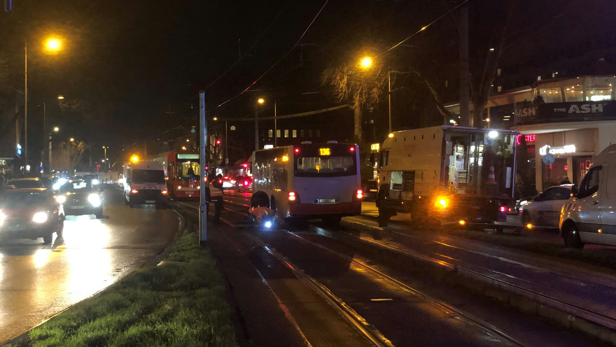 Ein Bus der Linie 136 steht nach einem Verkehrsunfall im Gleisbett.