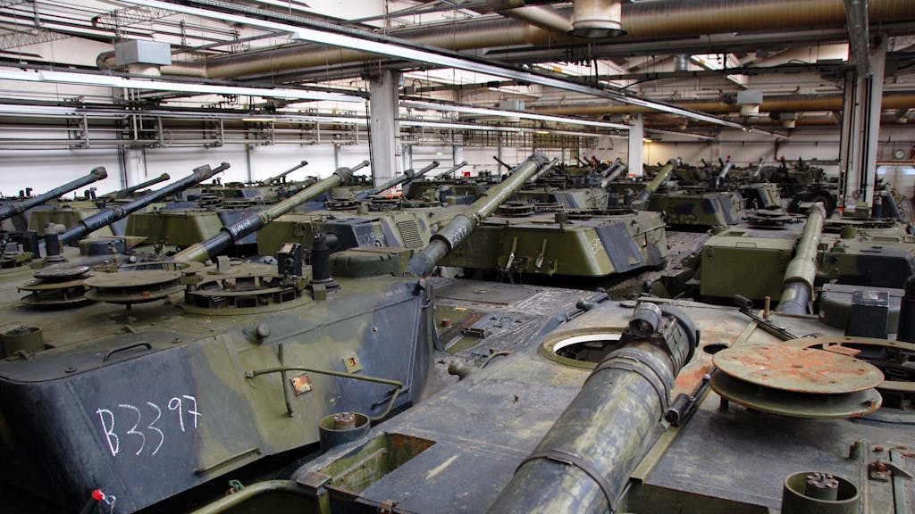 ARCHIV - 12.10.2010, Schleswig-Holstein, Flensburg: Leopard-Panzer aus dänischen Beständen stehen in einer Produktionshalle, in der die Firma Danfoss ihre Lager- und Produktionsstätten hatte.&nbsp;