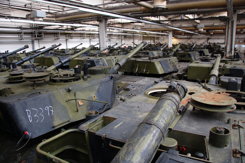 ARCHIV - 12.10.2010, Schleswig-Holstein, Flensburg: Leopard-Panzer aus dänischen Beständen stehen in einer Produktionshalle, in der die Firma Danfoss ihre Lager- und Produktionsstätten hatte.