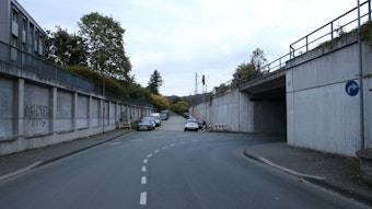 Die Steinmetzstraße, die parallel zur Bahntrasse verläuft, endet zurzeit noch auf einer Schotterpiste. Dort parken links und rechts Autos.