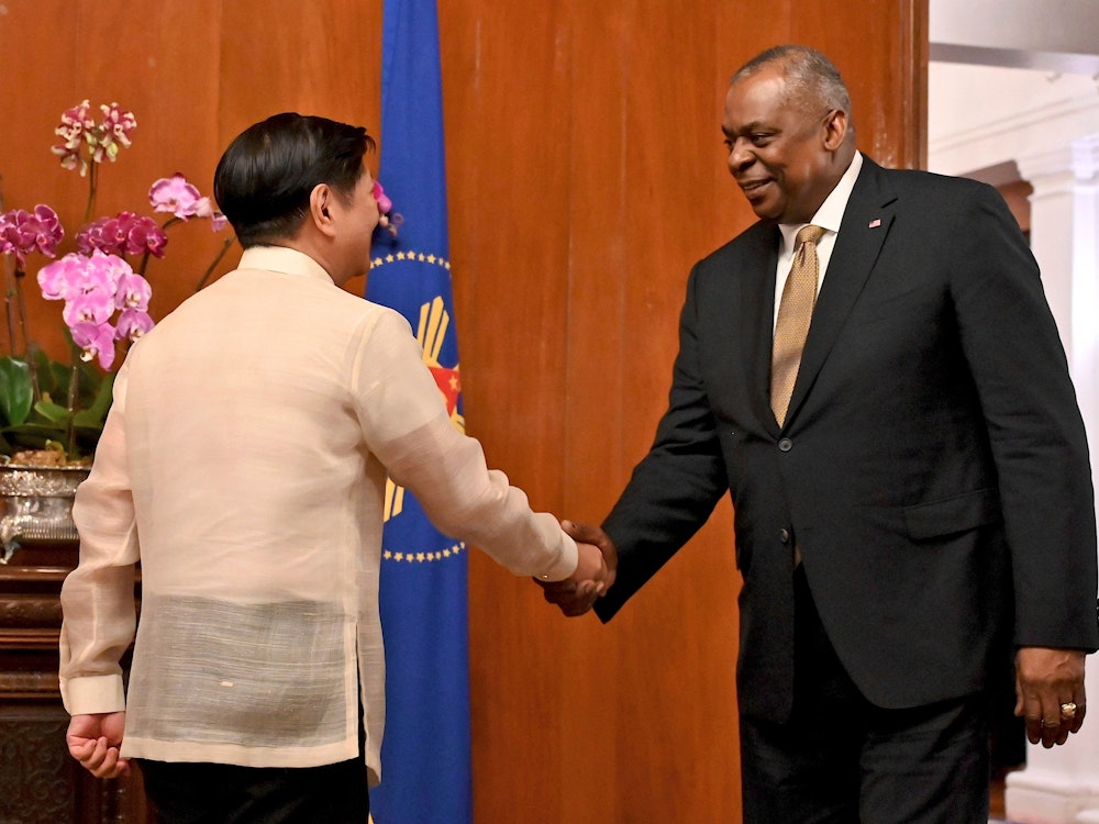 US-Verteidigungsminister Lloyd Austin (r.) trifft am Donnerstag in der philippinischen Hauptstadt Manila Präsident Ferdinand Marcos Jr.: China reagierte erbost auf diesen Handschlag.