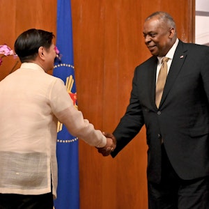 US-Verteidigungsminister Lloyd Austin (r.) trifft am Donnerstag in der philippinischen Hauptstadt Manila Präsident Ferdinand Marcos Jr.: China reagierte erbost auf diesen Handschlag.