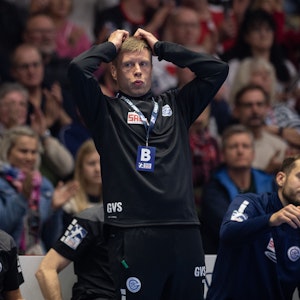 Gummersbachs Trainer Gudjon Valur Sigurdsson schlägt die Hände über dem Kopf zusammen und spitzt die Lippen.
