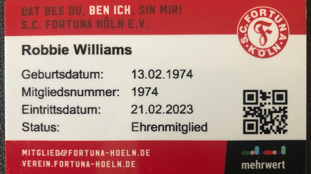 Auf dem Ehrenmitgliedsausweis der Fortuna Köln steht der Name Robbie Williams, sein Geburtsdatum 13. Februar 1974, die Mitgliedsnummer 1974 und das Eintrittsdatum 21. Februar 2023.