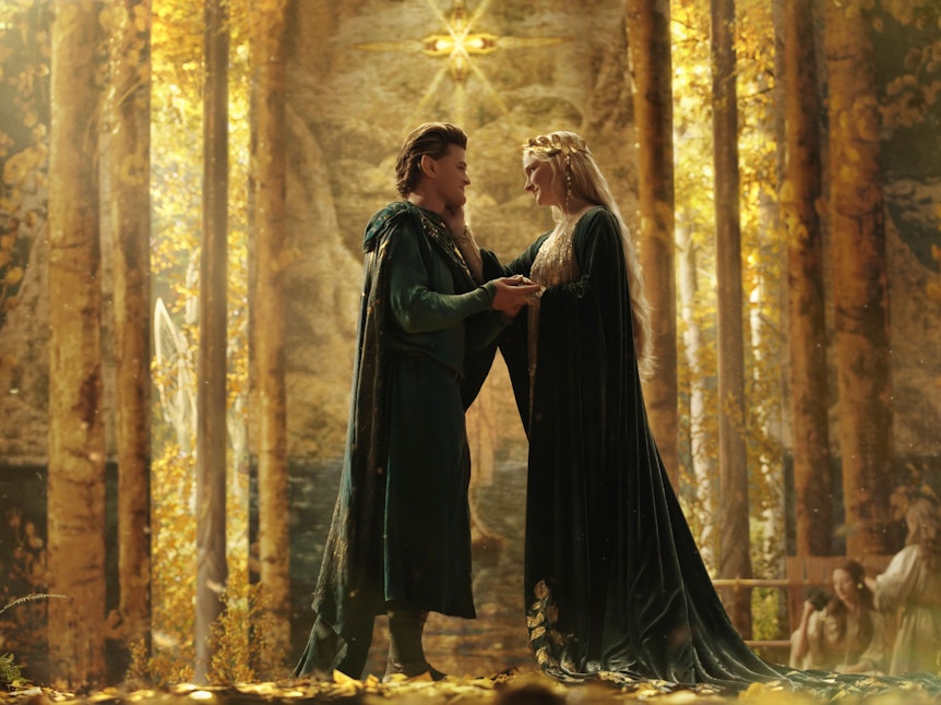 Robert Aramayo (l, Elrond) und Morfydd Clark (Galadriel) in einer Szene aus „Der Herr der Ringe - Die Ringe der Macht“.