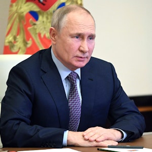 Russlands Präsident Wladimir Putin sitzt an einem Tisch während eines Treffens mit seinem Sicherheitsrat in Moskau.
