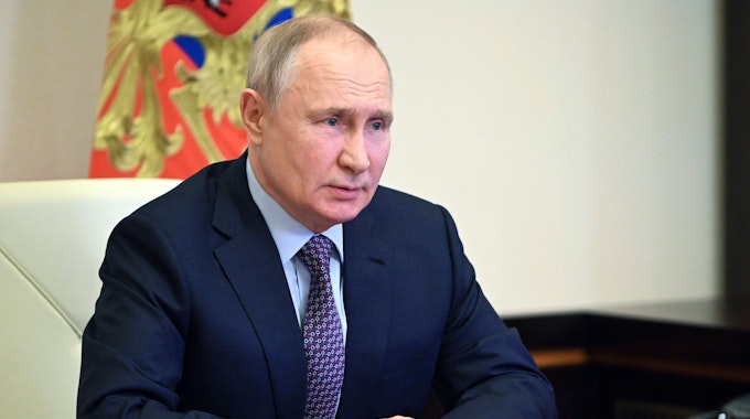Russlands Präsident Wladimir Putin sitzt an einem Tisch während eines Treffens mit seinem Sicherheitsrat in Moskau.