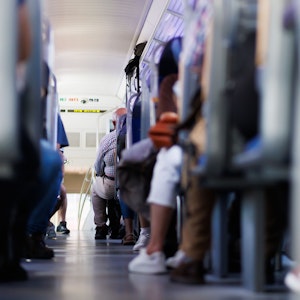 Reisende sitzen in einem Regionalexpress der Deutschen Bahn. (Symbolbild)