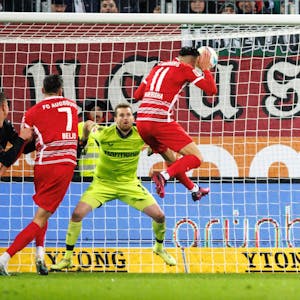 Völlig unbewacht erzielt Mergim Berisha das 1:0 Augsburg.