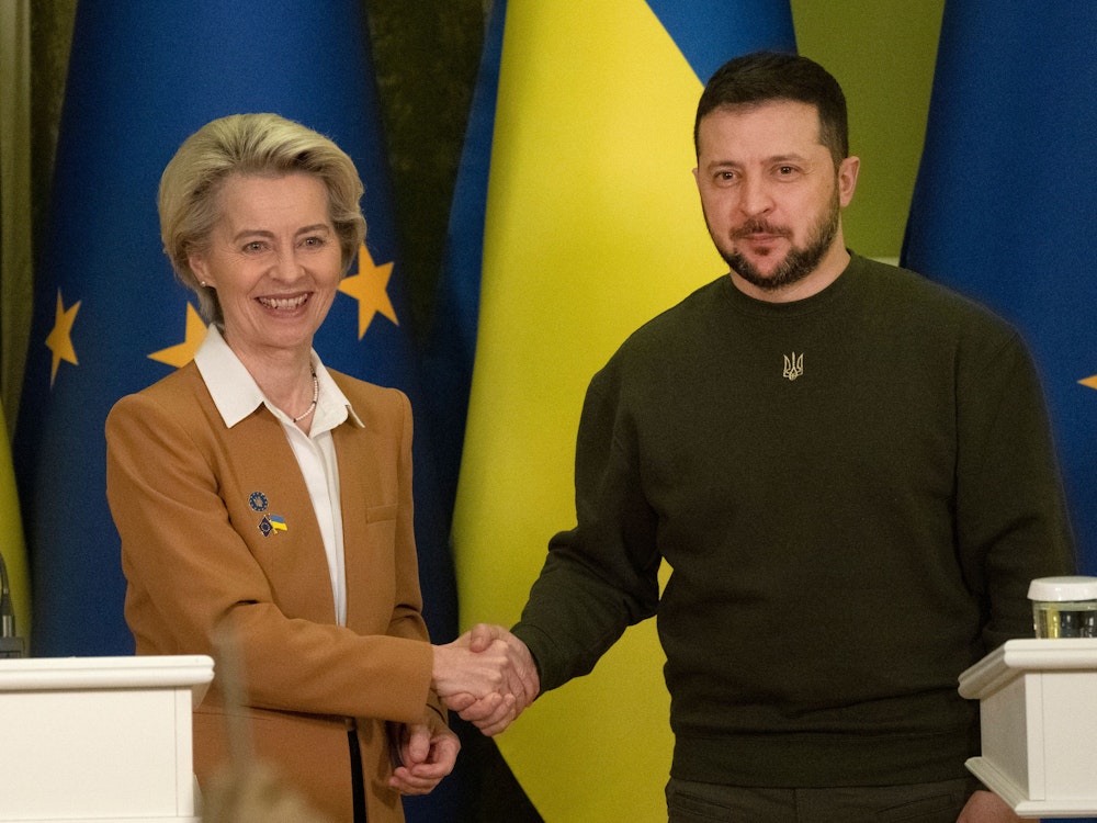 Wolodymyr Selenskyj (r), Präsident der Ukraine, begrüßt Ursula von der Leyen, Präsidentin der Europäischen Kommission, zu Gesprächen. Von der Leyen und 15 andere Kommissionsmitglieder sind am Donnerstagmorgen (02.02.2023) zu Gesprächen mit der ukrainischen Regierung eingetroffen. +++ dpa-Bildfunk +++