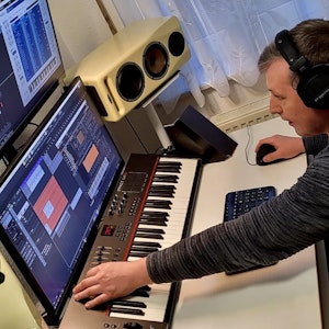 Der Roitzheimer Michael Pichler sitzt vor einem Keyboard samt Boxen und Bildschirmen und produziert ein neues Lied.