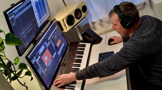 Der Roitzheimer Michael Pichler sitzt vor einem Keyboard samt Boxen und Bildschirmen und produziert ein neues Lied.&nbsp;
