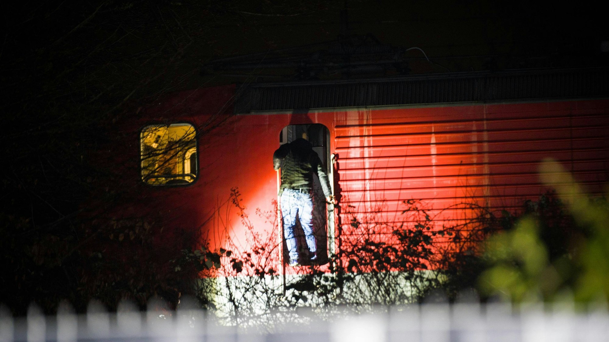 Eine Lock steht an der Unfallstelle.Bei dem Bahnunglück in Recklinghausen sind nach ersten Angaben des NRW-Innenministeriums zwei Kinder von einem Güterzug erfasst worden.