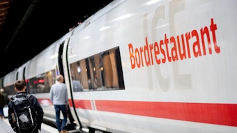 Fahrgäste gehen am frühen Morgen mit ihrem Gepäck über einen Bahnsteig am Hauptbahnhof, um in einen ICE der Deutschen Bahn (DB) einzusteigen.