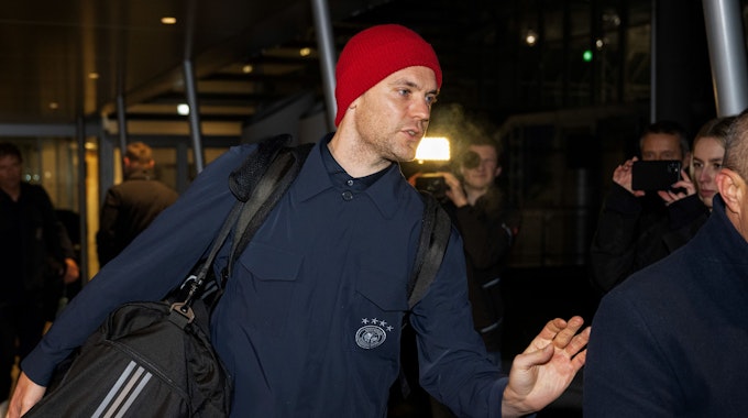 Torwart Manuel Neuer kommt am Flughafen München an.
