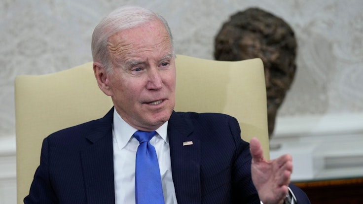 US-Präsident Joe Biden bei einem Treffen im Oval Office des Weißen Hauses am 2. Februar: Laut Medienbericht soll Biden Moskau ein brisantes Ukraine-Angebot unterbreitet haben. Washington hat dies dementiert.
