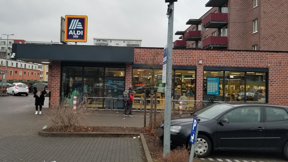 Außenansicht der Kölner Aldi-Filiale im Stadtteil Niehl. Hier wurden die Selbstscanner-Kassen wieder abgeschafft.