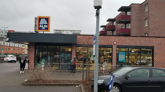 Außenansicht der Kölner Aldi-Filiale im Stadtteil Niehl. Hier wurden die Selbstscanner-Kassen wieder abgeschafft.